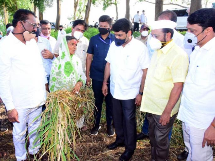 Gramsevak, Talathi responsible if damaged farmers are released! | नुकसानग्रस्त शेतकरी सुटल्यास ग्रामसेवक, तलाठी जबाबदार- पालकमंत्र्यांचा इशारा Gramsevak, Talathi responsible if damaged farmers are released! | नुकसानग्रस्त शेतकरी सुटल्यास ग्रामसेवक, तलाठी जबाबदार- पालकमंत्र्यांचा इशारा