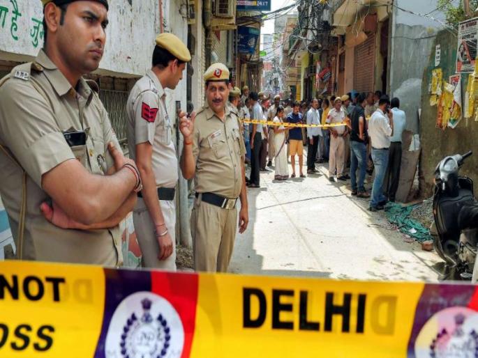 Burari Deaths News: Postmortem over, 8 victims showed no signs of struggle | Burari Deaths : 12 तास चालले पोस्टमॉर्टम, जबरदस्ती झाल्याच्या खुणा नाहीत Burari Deaths News: Postmortem over, 8 victims showed no signs of struggle | Burari Deaths : 12 तास चालले पोस्टमॉर्टम, जबरदस्ती झाल्याच्या खुणा नाहीत