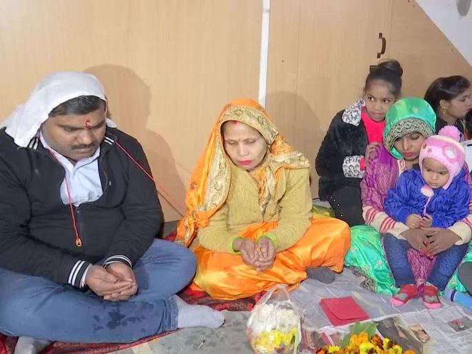 A family has moved in at the house in Burari where 11 people committed suicide | भीती, अंधश्रद्धा झुगारत दिल्लीतील 'त्या' घरात राहायला आले कुटुंब A family has moved in at the house in Burari where 11 people committed suicide | भीती, अंधश्रद्धा झुगारत दिल्लीतील 'त्या' घरात राहायला आले कुटुंब