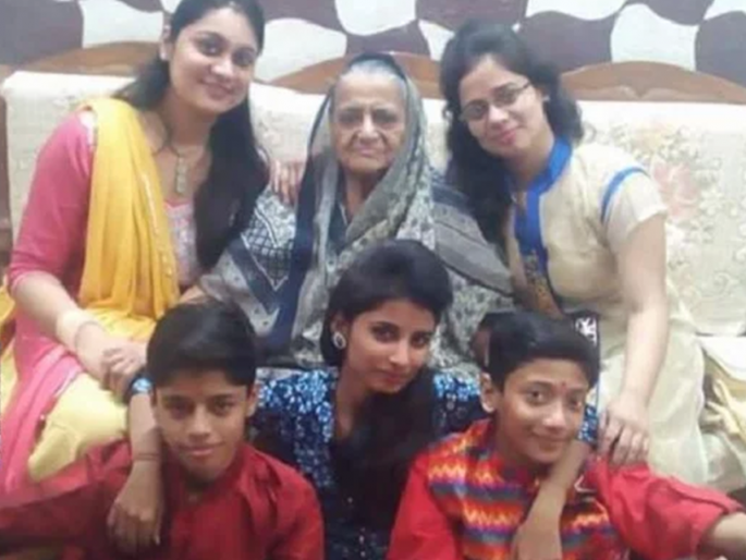 burari case diaries reveal family was coerced | Burari Deaths : त्या 11 जणांच्या आत्महत्येमागे 5 आत्म्यांचा हात? burari case diaries reveal family was coerced | Burari Deaths : त्या 11 जणांच्या आत्महत्येमागे 5 आत्म्यांचा हात?