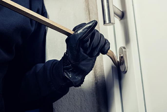 Four shops, including a grocery shop, were broken in Nagpur | नागपुरात किराणा दुकानासह चार दुकाने फोडली Four shops, including a grocery shop, were broken in Nagpur | नागपुरात किराणा दुकानासह चार दुकाने फोडली