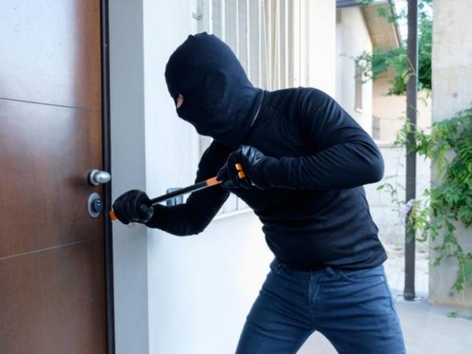 Burglary at retired officers in Nagpur | नागपुरात निवृत्त अधिका-याकडे घरफोडी