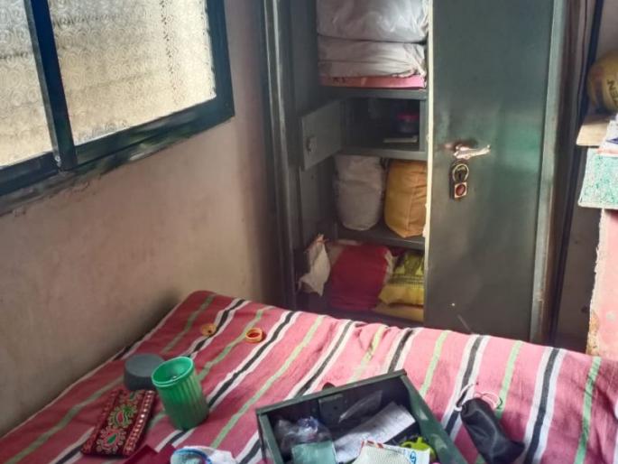 Daytime burglary in Murtijapur; 2 lakh 77 thousand was stolen from Lampas | मूर्तिजापूरात भरदिवसा घरफोडी;  २ लाख ७७ हजारांचा ऐवज लंपास