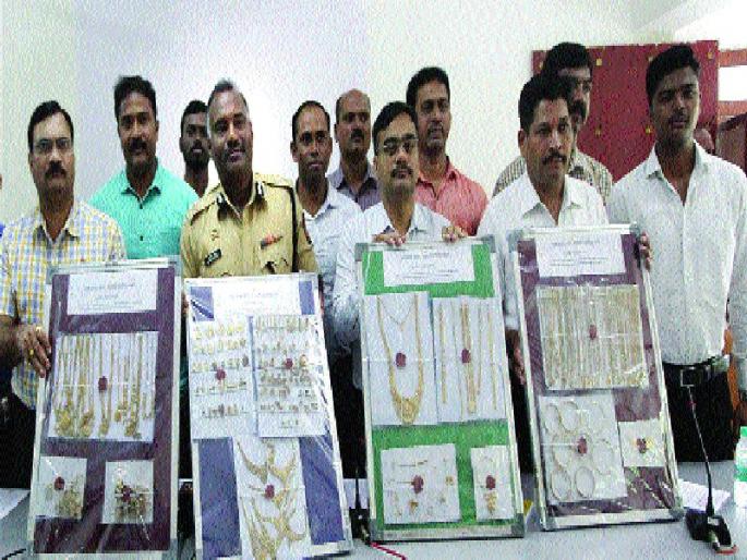 Nadar gang arrested for financing of financing, incidents of last year: 44 lakh 63 thousand jewelery seized | फायनान्सवरील दरोड्याप्रकरणी नाडार टोळीतील दोघांना अटक, गतवर्षातील घटना : ४४ लाख ६३ हजारांचे दागिने जप्त Nadar gang arrested for financing of financing, incidents of last year: 44 lakh 63 thousand jewelery seized | फायनान्सवरील दरोड्याप्रकरणी नाडार टोळीतील दोघांना अटक, गतवर्षातील घटना : ४४ लाख ६३ हजारांचे दागिने जप्त
