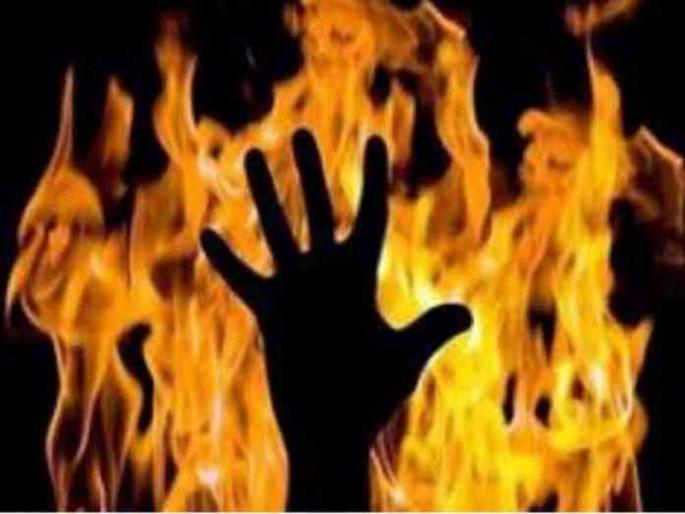 Diesel poured live on the beloved's body; Critical in nature | प्रेयसीच्या अंगावर डिझेल ओतून जिवंत पेटविले ; पिडितेची प्रकृती गंभीर Diesel poured live on the beloved's body; Critical in nature | प्रेयसीच्या अंगावर डिझेल ओतून जिवंत पेटविले ; पिडितेची प्रकृती गंभीर