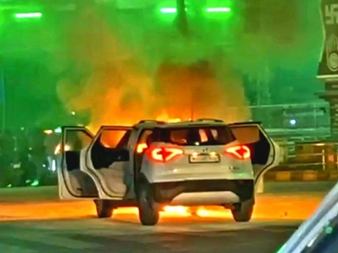 A moving car caught fire at Bhagwan Mahavir Chowk in Chhatrapati Sambhajinagar. | छत्रपती संभाजीनगरच्या भगवान महावीर चौकात चालत्या कारने घेतला पेट