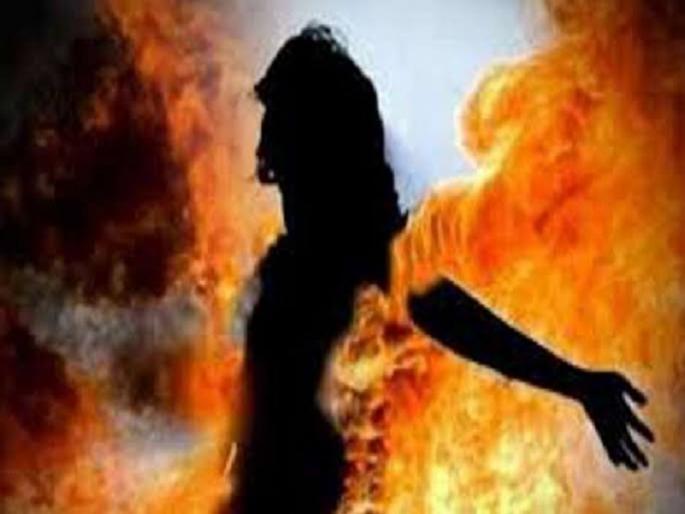 Life blinded by love; For 4 years and 10 months, the young girl was struggle for life | प्रेमाने केले आयुष्य आंधळे; दोघांच्या वादात जळाल्याने ४ वर्षे १० महिन्यांपासून तरुणी खिळली अंथरुणाला Life blinded by love; For 4 years and 10 months, the young girl was struggle for life | प्रेमाने केले आयुष्य आंधळे; दोघांच्या वादात जळाल्याने ४ वर्षे १० महिन्यांपासून तरुणी खिळली अंथरुणाला