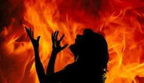 Attempt to burn a woman at Lasalgaon bus station | लासलगाव बसस्थानकावर विवाहितेला जाळून मारण्याचा प्रयत्न  Attempt to burn a woman at Lasalgaon bus station | लासलगाव बसस्थानकावर विवाहितेला जाळून मारण्याचा प्रयत्न