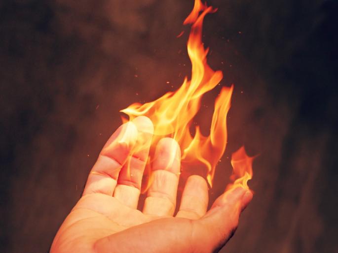 The contractor burnt the worker due to demanding payment | संतापजनक ; कामाचे पैसे मागणाऱ्या कामगाराला ठेकेदाराने जाळले The contractor burnt the worker due to demanding payment | संतापजनक ; कामाचे पैसे मागणाऱ्या कामगाराला ठेकेदाराने जाळले