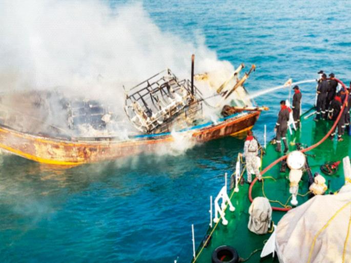 The thrill of a burning boat in the open sea; 18 sailors saved; Coast Guard rescue operation, skeletons found on Alibaug coast after 6 hours | भर समुद्रात बर्निंग बोटीचा थरार; १८ खलाशांचा वाचला जीव; तटरक्षक दलाचे बचावकार्य, ६ तासांनी सांगाडा अलिबाग किनारी The thrill of a burning boat in the open sea; 18 sailors saved; Coast Guard rescue operation, skeletons found on Alibaug coast after 6 hours | भर समुद्रात बर्निंग बोटीचा थरार; १८ खलाशांचा वाचला जीव; तटरक्षक दलाचे बचावकार्य, ६ तासांनी सांगाडा अलिबाग किनारी
