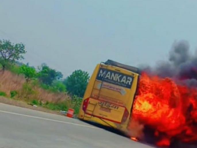 Jalgaon: Private bus burnt down near Pimpalgaon Golait: Driver and conductor along with 25 passengers survived | Jalgaon: पिंपळगाव गोलाईतजवळ खाजगी बस जळून खाक: २५ प्रवाशांसह चालक आणि वाहक बचावले