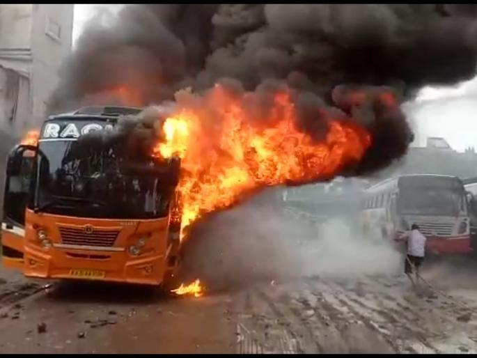 'Burning Bus' in Akola; Private bus caught fire | अकोल्यात ‘बर्निंग बस’चा थरार; भर पावसात पेटली खासगी बस 'Burning Bus' in Akola; Private bus caught fire | अकोल्यात ‘बर्निंग बस’चा थरार; भर पावसात पेटली खासगी बस
