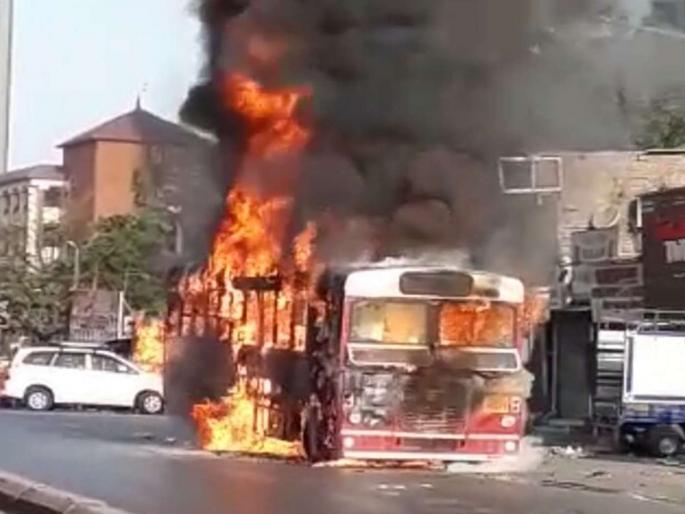 mumbai Dindoshi bus fire, no Causality | मुंबईतल्या दिंडोशीत बसनं घेतला पेट, सुदैवानं कोणतीही जीवितहानी नाही mumbai Dindoshi bus fire, no Causality | मुंबईतल्या दिंडोशीत बसनं घेतला पेट, सुदैवानं कोणतीही जीवितहानी नाही