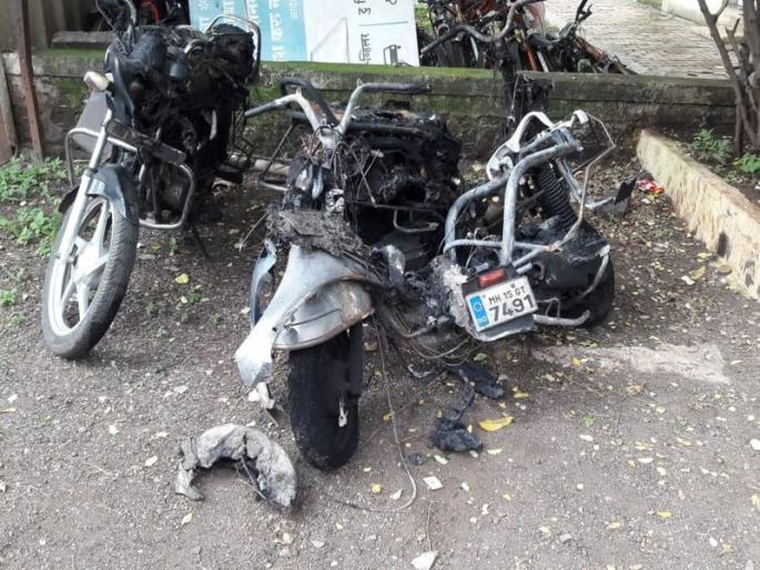 In an attempt to torment the bikes again in the Nashik | नाशकात दुचाकींची जाळून दहशत माजविण्याचा प्रयत्न In an attempt to torment the bikes again in the Nashik | नाशकात दुचाकींची जाळून दहशत माजविण्याचा प्रयत्न