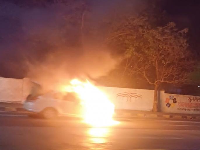 Kolhapur: 'Burning Car' near Shivaji University in Kolhapur; No casualties | Kolhapur: कोल्हापुरात शिवाजी विद्यापीठाजवळ 'बर्निंग कार'; जीवितहानी नाही Kolhapur: 'Burning Car' near Shivaji University in Kolhapur; No casualties | Kolhapur: कोल्हापुरात शिवाजी विद्यापीठाजवळ 'बर्निंग कार'; जीवितहानी नाही
