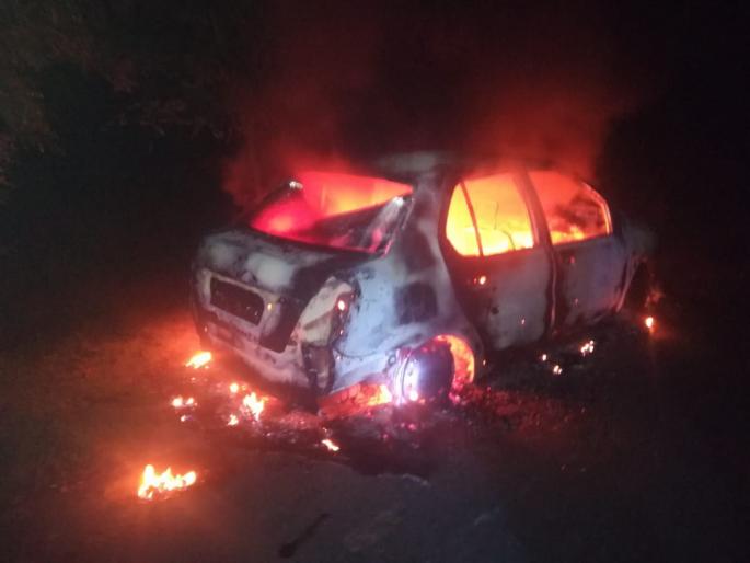 'burning car' on Dhad-Chikhali road; Driver injured | धाड- चिखली मार्गावर 'बर्निंग कार' चा थरार; चालक जखमी  'burning car' on Dhad-Chikhali road; Driver injured | धाड- चिखली मार्गावर 'बर्निंग कार' चा थरार; चालक जखमी