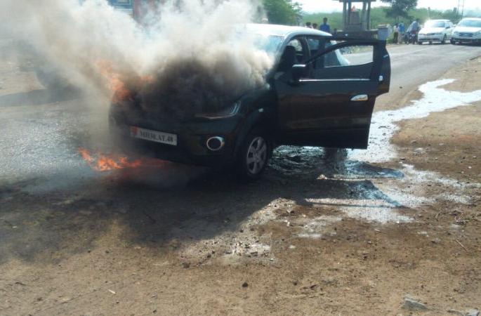 The Burning Car's Thrill at Chohatta Bazar! | चोहोट्टा बाजार येथे ‘द बर्निंग कार’चा थरार! The Burning Car's Thrill at Chohatta Bazar! | चोहोट्टा बाजार येथे ‘द बर्निंग कार’चा थरार!