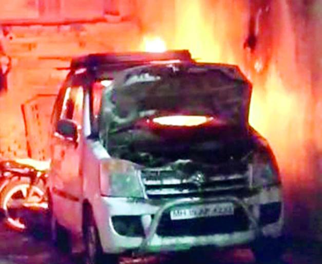 Raver gets 'burning car' due to gas leakage in car | रावेरला कारमधील गॅस गळतीमुळे ‘बर्निंग कार’