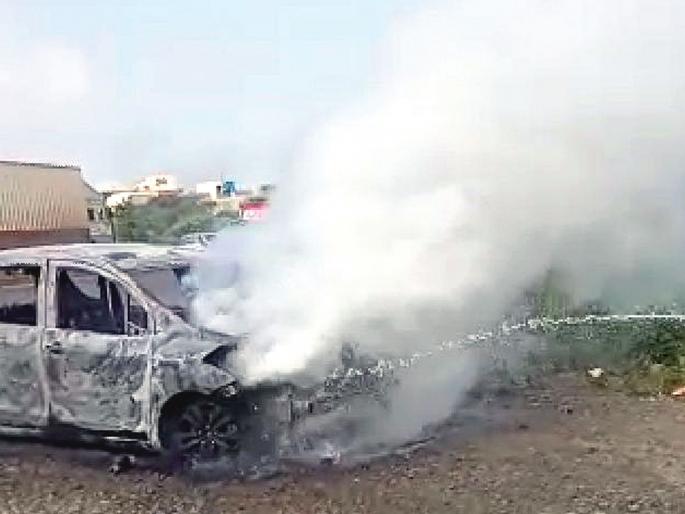 Five lakh cash in a burning car | बर्निंग कारमध्ये पाच लाखांची रोकड खाक