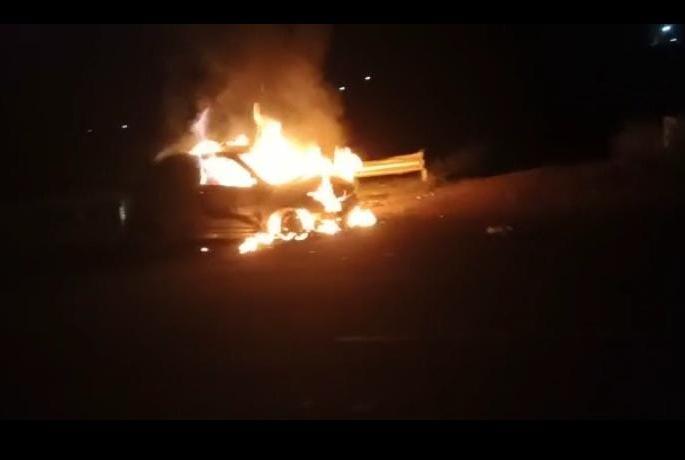 A car caught fire at Karhe Ghat on the Nashik Pune highway | नाशिक-पुणे महामार्गावर कऱ्हे घाटात कार पेटली A car caught fire at Karhe Ghat on the Nashik Pune highway | नाशिक-पुणे महामार्गावर कऱ्हे घाटात कार पेटली