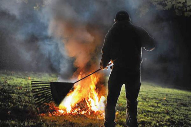 Burning garbage; Caution .... The risk of cancer and lung diseases | कचरा जाळताहेत; सावधान....कर्करोग अन् फुप्फुसांच्या आजारांचा धोका Burning garbage; Caution .... The risk of cancer and lung diseases | कचरा जाळताहेत; सावधान....कर्करोग अन् फुप्फुसांच्या आजारांचा धोका