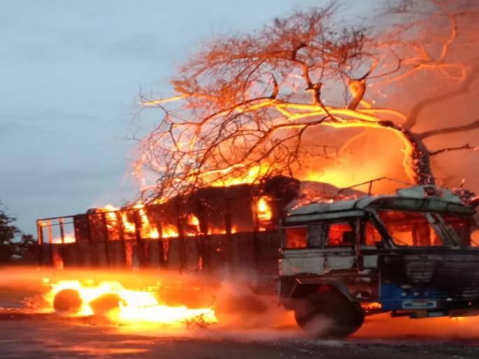 Citizens on the Baramati-Patas road experience the thrill of "burning truck" | बारामती-पाटस रस्त्यावर नागरिकांनी अनुभवला '' बर्निंग ट्रक'' चा थरार Citizens on the Baramati-Patas road experience the thrill of "burning truck" | बारामती-पाटस रस्त्यावर नागरिकांनी अनुभवला '' बर्निंग ट्रक'' चा थरार