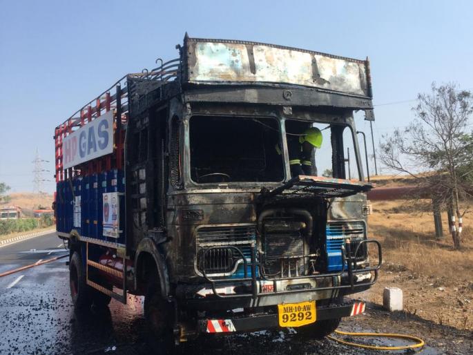 Gas in the town of Kagal | गॅस सिंलेडर घेऊन जाणा-या मालवाहतूक ट्रकच्या केबीनने पेट घेतल्याने खळबळ..मोठा अनर्थ टळला Gas in the town of Kagal | गॅस सिंलेडर घेऊन जाणा-या मालवाहतूक ट्रकच्या केबीनने पेट घेतल्याने खळबळ..मोठा अनर्थ टळला