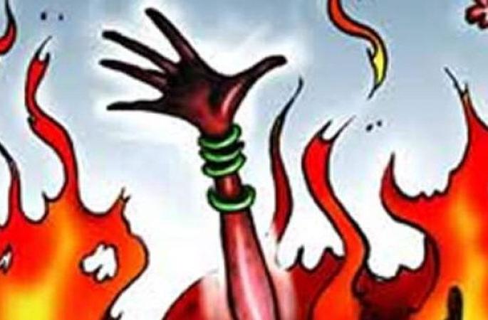 Trying to burn the mother alive for money | पैशासाठी आईलाच जिवंत जाळण्याचा प्रयत्न Trying to burn the mother alive for money | पैशासाठी आईलाच जिवंत जाळण्याचा प्रयत्न