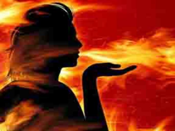 Attempt to kill a married woman by tried to burnt for money | पैशांसाठी विवाहितेला पेटवून जिवे ठार मारण्याचा प्रयत्न  Attempt to kill a married woman by tried to burnt for money | पैशांसाठी विवाहितेला पेटवून जिवे ठार मारण्याचा प्रयत्न