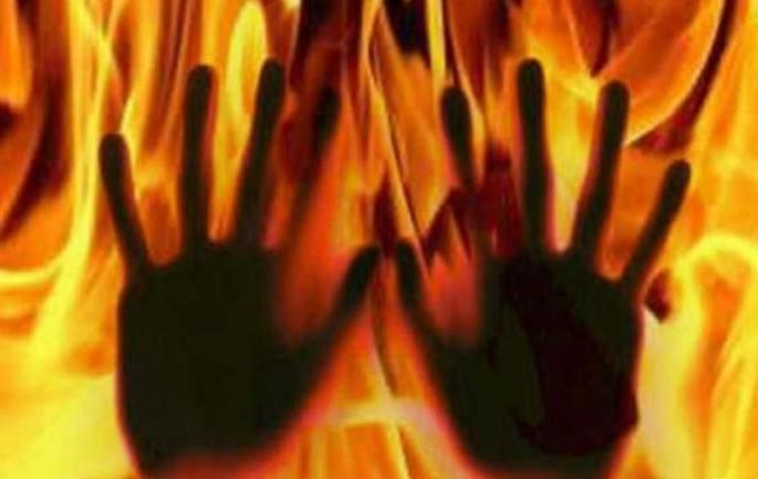 Drunker-ed man burnt step mother in Nagpur | नागपुरात दारुड्याने सावत्र आईला जाळले Drunker-ed man burnt step mother in Nagpur | नागपुरात दारुड्याने सावत्र आईला जाळले