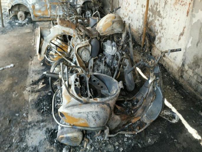 Ten vehicles burnt in fire at Tathawade; Includes three four-wheelers, seven two-wheelers | ताथवडे येथे आगीत दहा वाहने जळून खाक; अचानक घडलेल्या जळीतकांडामुळे परिसरात घबराट Ten vehicles burnt in fire at Tathawade; Includes three four-wheelers, seven two-wheelers | ताथवडे येथे आगीत दहा वाहने जळून खाक; अचानक घडलेल्या जळीतकांडामुळे परिसरात घबराट
