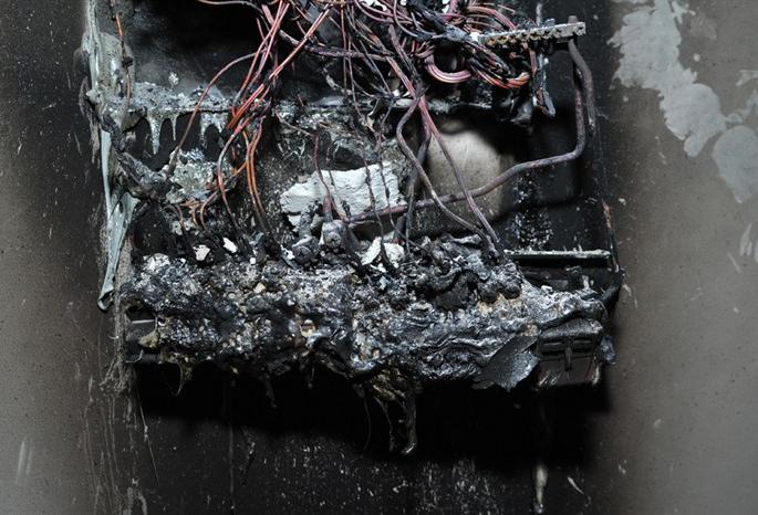 Lock to the house by setting fire to the meter in Nagpur | नागपुरात मीटरला आग लावून घराला कुलूप Lock to the house by setting fire to the meter in Nagpur | नागपुरात मीटरला आग लावून घराला कुलूप