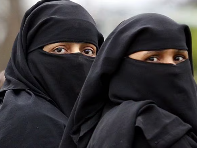 Burqa Ban Protest in Mumbai: Female Students Stage Hunger Strike Against Hijab Ban at Vivek College in Goregaon | Mumbai: गोरेगावच्या कॉलेजमध्ये बुरख्यावरून वाद; विद्यार्थिनींचे उपोषण, एमआयएमचा पाठिंबा!