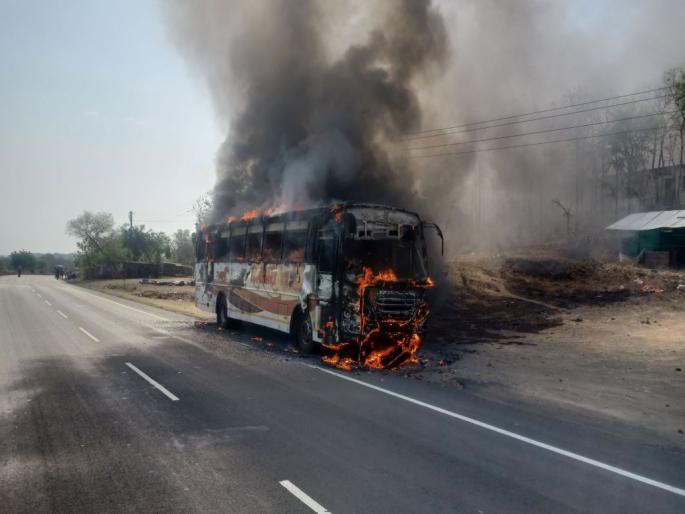 A running Shivshahi bus caught fire; 16 passengers along with driver, carrier safe | धावत्या शिवशाही बसने घेतला पेट; १६ प्रवाशांसह चालक, वाहक सुखरूप A running Shivshahi bus caught fire; 16 passengers along with driver, carrier safe | धावत्या शिवशाही बसने घेतला पेट; १६ प्रवाशांसह चालक, वाहक सुखरूप