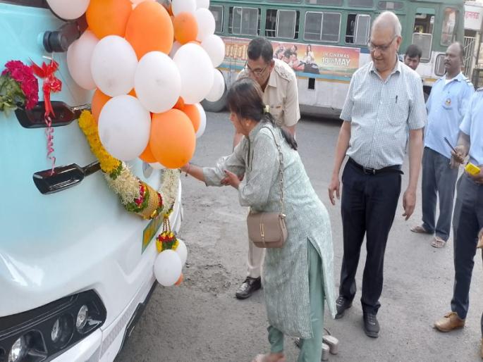 New e-Shivneri on Pune station to Dadar route starts from today | पुणे स्टेशन ते दादर मार्गावर नव्या ई-शिवनेरीला आजपासून सुरूवात New e-Shivneri on Pune station to Dadar route starts from today | पुणे स्टेशन ते दादर मार्गावर नव्या ई-शिवनेरीला आजपासून सुरूवात