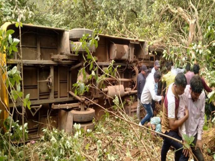 A bus fell into a 40 feet gorge at Dudhivare pass near Lohgad fort Three people were seriously injured | लोहगड किल्ल्याजवळ दुधिवरे खिंडीत ४० फूट दरीत कोसळली बस; तीन जण गंभीर जखमी A bus fell into a 40 feet gorge at Dudhivare pass near Lohgad fort Three people were seriously injured | लोहगड किल्ल्याजवळ दुधिवरे खिंडीत ४० फूट दरीत कोसळली बस; तीन जण गंभीर जखमी