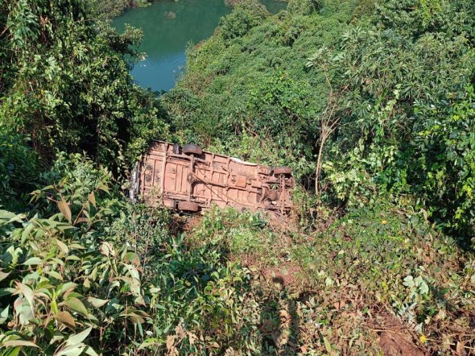 A bus fell into a 60 feet deep gorge at Varandha Ghat Bus driver dies in an accident | वरंधा घाटात ६० फूट खोल दरीत बस कोसळली; अपघातात बसचालकाचा मृत्यू A bus fell into a 60 feet deep gorge at Varandha Ghat Bus driver dies in an accident | वरंधा घाटात ६० फूट खोल दरीत बस कोसळली; अपघातात बसचालकाचा मृत्यू