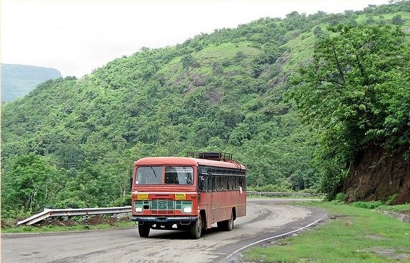 Despite the passengers saying no, the driver took the bus off the bridge and the accident happened. | प्रवासी नको नको म्हणत असूनही चालकाने बस पुलावरून नेली आणि घडले अघटित.. Despite the passengers saying no, the driver took the bus off the bridge and the accident happened. | प्रवासी नको नको म्हणत असूनही चालकाने बस पुलावरून नेली आणि घडले अघटित..