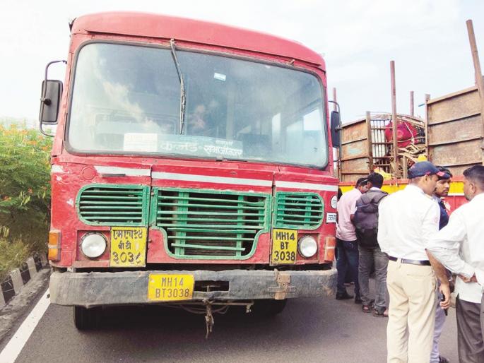 Shocking! Woman jumps from a moving bus, dies on the spot after falling under its wheels | धक्कादायक! धावत्या बसमधून महिलेने घेतली उडी, चाकाखाली येऊन जागीच मृत्यू Shocking! Woman jumps from a moving bus, dies on the spot after falling under its wheels | धक्कादायक! धावत्या बसमधून महिलेने घेतली उडी, चाकाखाली येऊन जागीच मृत्यू