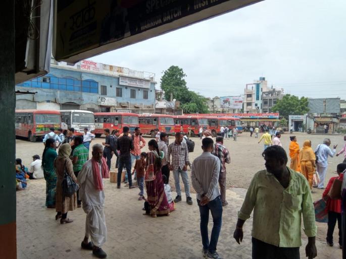 Hingoli: Jewelry worth Rs 2.5 lakh stolen from female passenger while boarding bus | HIngoli: बसमध्ये चढताना महिला प्रवाशाचे अडीच लाखांचे दागिने लंपास Hingoli: Jewelry worth Rs 2.5 lakh stolen from female passenger while boarding bus | HIngoli: बसमध्ये चढताना महिला प्रवाशाचे अडीच लाखांचे दागिने लंपास