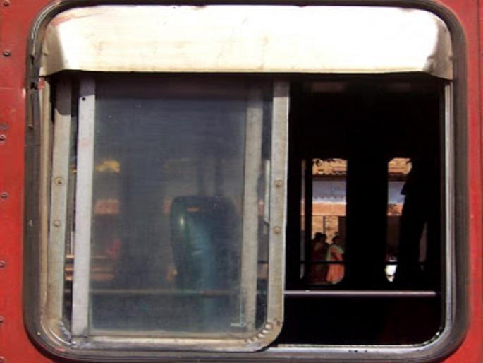 A speeding pickup rammed the tempo bus; A 14-year-old passenger girl's fingers were broken | अनियंत्रित भरधाव टेम्पो बसला घासत गेला; १४ वर्षीय प्रवासी मुलीच्या हाताची बोटे तुटली A speeding pickup rammed the tempo bus; A 14-year-old passenger girl's fingers were broken | अनियंत्रित भरधाव टेम्पो बसला घासत गेला; १४ वर्षीय प्रवासी मुलीच्या हाताची बोटे तुटली