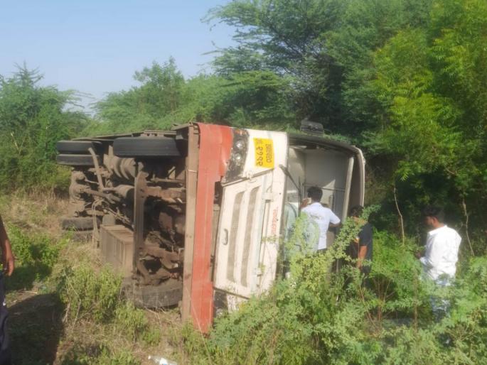 Fatal bus accident in Dharashiv, bus full of passengers overturned; 26 people injured | धाराशिवमध्ये बसचा भीषण अपघात, प्रवाशांनी भरलेली बस झाली पलटी; २६ जण जखमी Fatal bus accident in Dharashiv, bus full of passengers overturned; 26 people injured | धाराशिवमध्ये बसचा भीषण अपघात, प्रवाशांनी भरलेली बस झाली पलटी; २६ जण जखमी