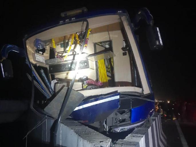 Driver sleeps, private passenger bus hits divider, one dies; Eight passengers were injured | चालकाला डुलकी, खासगी प्रवाशी बस दुभाजकाला धडकून एकाचा मृत्यू; आठ प्रवाशी जखमी Driver sleeps, private passenger bus hits divider, one dies; Eight passengers were injured | चालकाला डुलकी, खासगी प्रवाशी बस दुभाजकाला धडकून एकाचा मृत्यू; आठ प्रवाशी जखमी