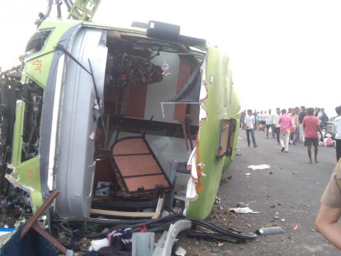 A private passenger bus overturned on Samruddhi Mahamarg near Dongaon Two injured, 54 passengers safe | डोणगावनजीक समृद्धीवर खासगी प्रवाशी बस उलटली; दोघे जखमी, ५४ प्रवाशी सुखरूप A private passenger bus overturned on Samruddhi Mahamarg near Dongaon Two injured, 54 passengers safe | डोणगावनजीक समृद्धीवर खासगी प्रवाशी बस उलटली; दोघे जखमी, ५४ प्रवाशी सुखरूप