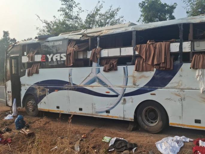 Bus overturns in accident, two dead; ten injured | बस पलटी होऊन अपघात, दोन मृ्त्यू; दहा जण जखमी Bus overturns in accident, two dead; ten injured | बस पलटी होऊन अपघात, दोन मृ्त्यू; दहा जण जखमी