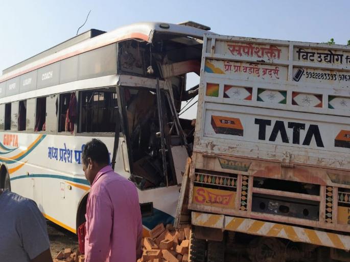 Buldhana Accident News: 4 killed, 16 injured, 4 seriously injured in bus and tipper accident | मध्य प्रदेश परिवहनची बस आणि टीप्पर यांच्यात भीषण अपघात, ४ जणांचा मृत्यू, १६ जखमी, ४ गंभीर Buldhana Accident News: 4 killed, 16 injured, 4 seriously injured in bus and tipper accident | मध्य प्रदेश परिवहनची बस आणि टीप्पर यांच्यात भीषण अपघात, ४ जणांचा मृत्यू, १६ जखमी, ४ गंभीर
