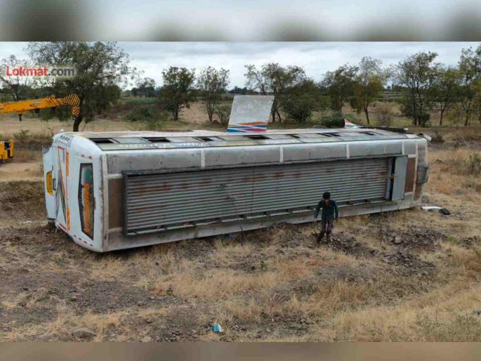 School excursion bus overturns on Nagpur-Ratnagiri National Highway four students injured | नागपूर-रत्नागिरी राष्ट्रीय महामार्गावर मंगळवेढा जवळ शालेय सहलीची बस पलटी, चार विद्यार्थी जखमी School excursion bus overturns on Nagpur-Ratnagiri National Highway four students injured | नागपूर-रत्नागिरी राष्ट्रीय महामार्गावर मंगळवेढा जवळ शालेय सहलीची बस पलटी, चार विद्यार्थी जखमी