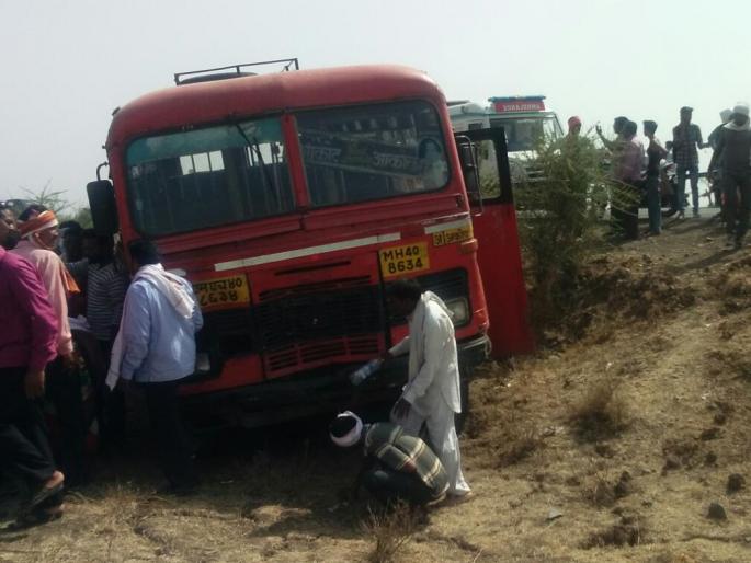 Accident on Akola-Akot road, luckily three survive | अकोला-  अकोट मार्गावर बसची दुचाकीस धडक, सुदैवाने वाचले तिघांचे प्राण Accident on Akola-Akot road, luckily three survive | अकोला-  अकोट मार्गावर बसची दुचाकीस धडक, सुदैवाने वाचले तिघांचे प्राण
