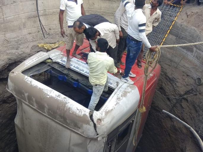bus auto collision leaves 21 dead in nashik | नाशिक बस-रिक्षा अपघातात 21 जणांचा मृत्यू; 'ही' आहेत मृतांची नावं bus auto collision leaves 21 dead in nashik | नाशिक बस-रिक्षा अपघातात 21 जणांचा मृत्यू; 'ही' आहेत मृतांची नावं