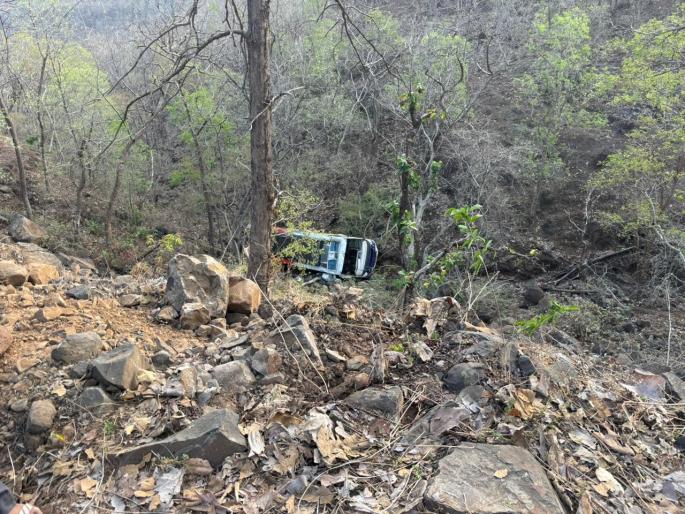 luxury bus overturns at jaswandi ghat 20 passengers injured | जास्वंदी घाटात लक्झरी बस उलटली; २० प्रवासी जखमी luxury bus overturns at jaswandi ghat 20 passengers injured | जास्वंदी घाटात लक्झरी बस उलटली; २० प्रवासी जखमी